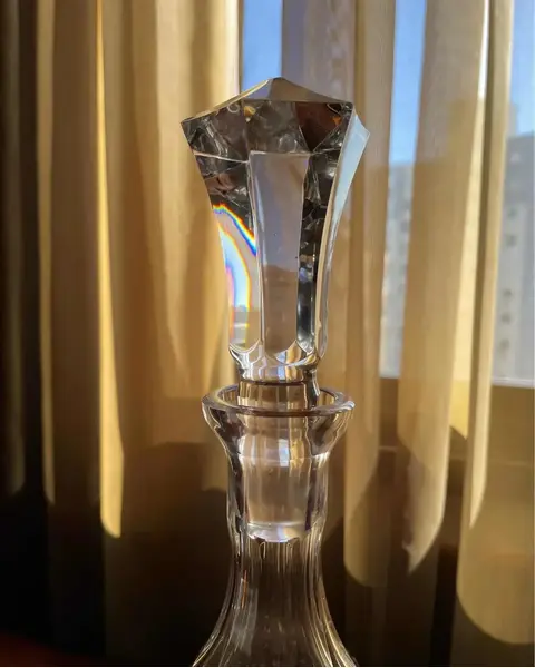 Foto de um(a) Antiga Grande Garrafa Licoreira Em Cristal Tcheco Lapidado, da categoria de Garrafas. Antiga e grande garrafa licoreira decorativa em cristal Tcheco, lapidação estrelada e ponta de diamante, feita à mão.... Mostrado de uma perspectiva diferente. Vendido no marketplace Trésors.