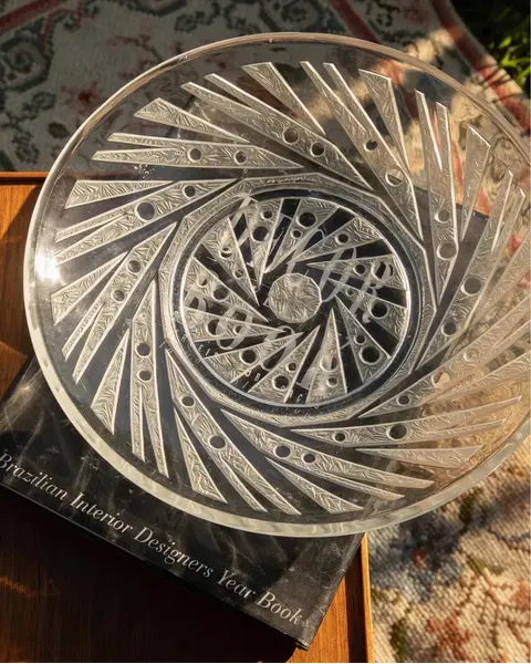 Foto de um(a) Antigo Bowl Centro De Mesa Cristal Francês Art Deco Verlys, da categoria de Centro de mesa. Verlys Glass. Antigo e grande prato/centro de mesa em cristal francês, ricamente lapidado à mão, com detalhes em satiné.... Mostrado de uma perspectiva diferente. Vendido no marketplace Trésors.