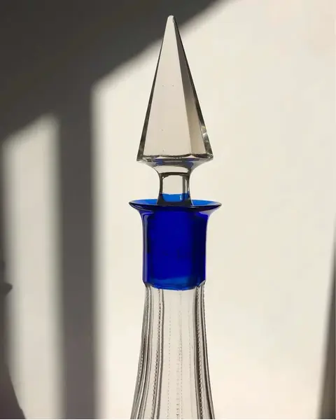 Foto de um(a) Antiga Grande Garrafa Em Cristal Francês Baccarat Azul, da categoria de Garrafas. Antiga e grande garrafa em cristal Baccarat doublé na cor azul. Toda lapidada à mão. Início do século XX. Em excelente... Mostrado de uma perspectiva diferente. Vendido no marketplace Trésors.