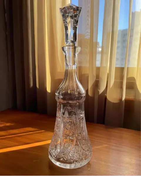 Foto de um(a) Antiga Grande Garrafa Licoreira Em Cristal Tcheco Lapidado, da categoria de Garrafas. Antiga e grande garrafa licoreira decorativa em cristal Tcheco, lapidação estrelada e ponta de diamante, feita à mão.... Mostrado de uma perspectiva diferente. Vendido no marketplace Trésors.