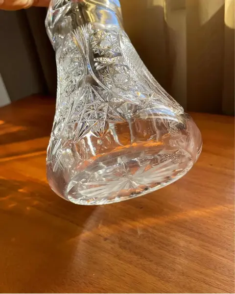 Foto de um(a) Antiga Grande Garrafa Licoreira Em Cristal Tcheco Lapidado, da categoria de Garrafas. Antiga e grande garrafa licoreira decorativa em cristal Tcheco, lapidação estrelada e ponta de diamante, feita à mão.... Mostrado de uma perspectiva diferente. Vendido no marketplace Trésors.
