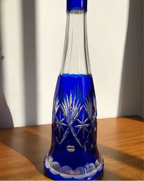 Foto de um(a) Antiga Grande Garrafa Em Cristal Francês Baccarat Azul, da categoria de Garrafas. Antiga e grande garrafa em cristal Baccarat doublé na cor azul. Toda lapidada à mão. Início do século XX. Em excelente... Mostrado de uma perspectiva diferente. Vendido no marketplace Trésors.
