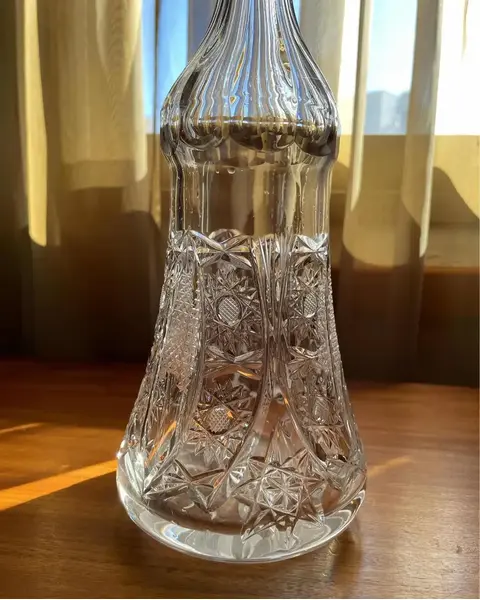 Foto de um(a) Antiga Grande Garrafa Licoreira Em Cristal Tcheco Lapidado, da categoria de Garrafas. Antiga e grande garrafa licoreira decorativa em cristal Tcheco, lapidação estrelada e ponta de diamante, feita à mão.... Mostrado de uma perspectiva diferente. Vendido no marketplace Trésors.