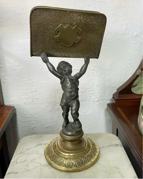 Foto de um(a) Antiga Escultura Porta Carta Bronze E Metal Prateado Wmf, da categoria de Escultura. WMF. Antigo e raro porta carta em metal prateado e dourado, com figura de criança segurando as correspondências. Da renomada... Mostrado de uma perspectiva diferente. Vendido no marketplace Trésors.