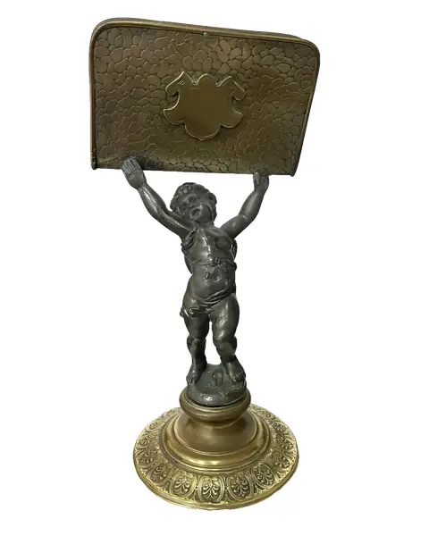Foto de um(a) Antiga Escultura Porta Carta Bronze E Metal Prateado Wmf, da categoria de Escultura. WMF. Antigo e raro porta carta em metal prateado e dourado, com figura de criança segurando as correspondências. Da renomada... Vendido no marketplace Trésors.