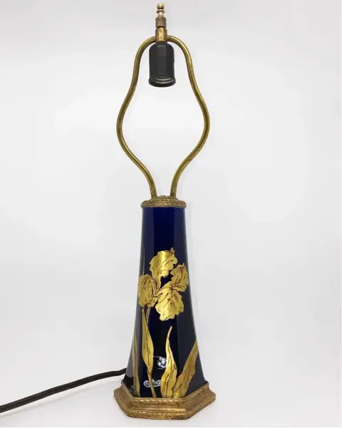 Foto de um(a) Antigo Abajur Luminária Em Porcelana Francesa Sèvres Cobalto, da categoria de Abajures. Antigo e lindo abajur em porcelana francesa, manufatura de Sèvres, com decoração floral pintada à mão com ouro, armação em... Mostrado de uma perspectiva diferente. Vendido no marketplace Trésors.