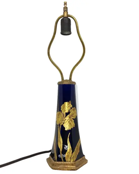 Foto de um(a) Antigo Abajur Luminária Em Porcelana Francesa Sèvres Cobalto, da categoria de Abajures. Antigo e lindo abajur em porcelana francesa, manufatura de Sèvres, com decoração floral pintada à mão com ouro, armação em... Vendido no marketplace Trésors.