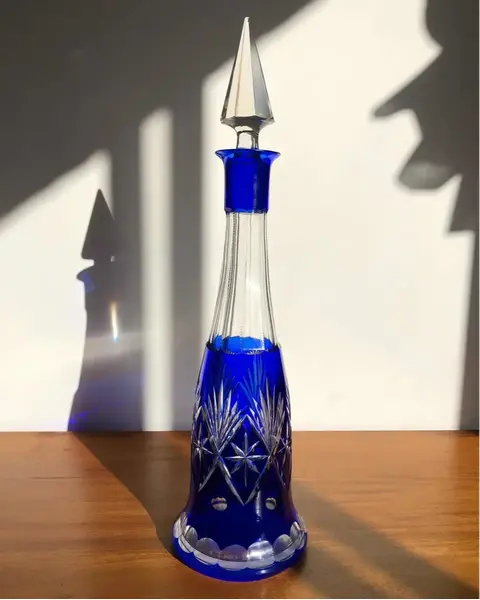 Foto de um(a) Antiga Grande Garrafa Em Cristal Francês Baccarat Azul, da categoria de Garrafas. Antiga e grande garrafa em cristal Baccarat doublé na cor azul. Toda lapidada à mão. Início do século XX. Em excelente... Mostrado de uma perspectiva diferente. Vendido no marketplace Trésors.