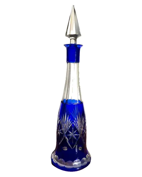 Foto de um(a) Antiga Grande Garrafa Em Cristal Francês Baccarat Azul, da categoria de Garrafas. Antiga e grande garrafa em cristal Baccarat doublé na cor azul. Toda lapidada à mão. Início do século XX. Em excelente... Vendido no marketplace Trésors.