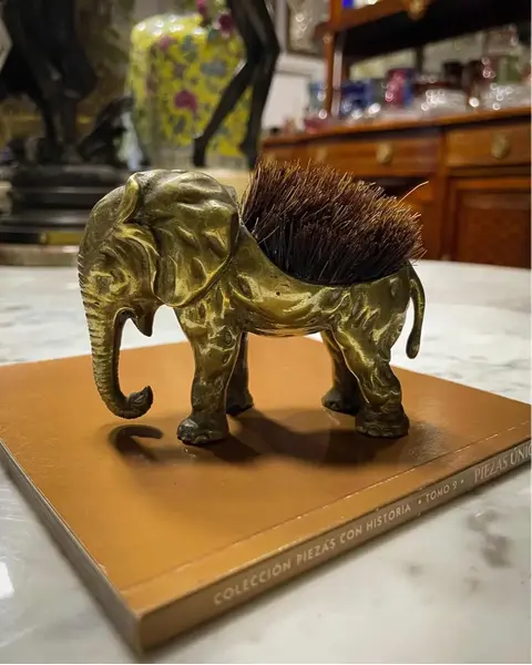 Foto de um(a) Antiga Pequena Escultura Escova Colecionável Elefante Bronze, da categoria de Escultura. Antiga e curiosa escultura de elefante em bronze austríaco. Peça artística, feita à mão e com bastante riqueza de detalhes.... Mostrado de uma perspectiva diferente. Vendido no marketplace Trésors.