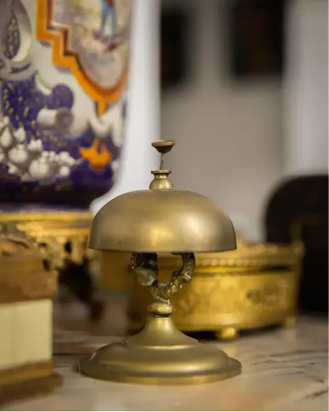 Foto de um(a) Antiga Rara Sineta De Mesa Sino Americano Em Bronze Art Deco, da categoria de Outros colecionáveis. Antiga, original de época. Estados Unidos, década de 60/70. Medindo 13cm. Mostrado de uma perspectiva diferente. Vendido no marketplace Trésors.