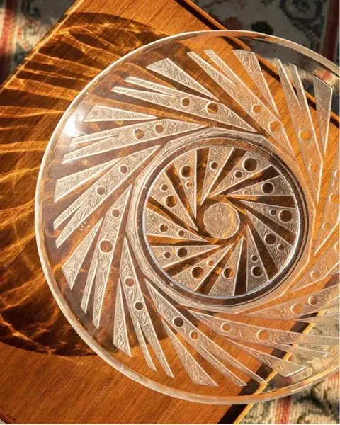 Foto de um(a) Antigo Bowl Centro De Mesa Cristal Francês Art Deco Verlys, da categoria de Centro de mesa. Verlys Glass. Antigo e grande prato/centro de mesa em cristal francês, ricamente lapidado à mão, com detalhes em satiné.... Mostrado de uma perspectiva diferente. Vendido no marketplace Trésors.