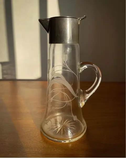 Foto de um(a) Antiga Jarrinha Claret Jug Galheteiro Cristal E Prata Wmf, da categoria de Jarros. Antiga e fina jarrinha “claret jug” em cristal alemão com primorosa lapidação feita à mão e guarnições em metal espessurado... Mostrado de uma perspectiva diferente. Vendido no marketplace Trésors.