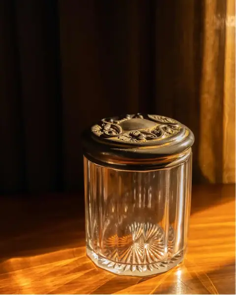 Foto de um(a) Antiga Caixa Bomboniere Baleiro Cristal E Prata Art Nouveau, da categoria de Garrafas, potes e jarros. Antiga e grande caixa decorativa. Além de linda, ela é muito versátil. Pode ser uma bomboniere, biscoiteira, porta algodão,... Mostrado de uma perspectiva diferente. Vendido no marketplace Trésors.