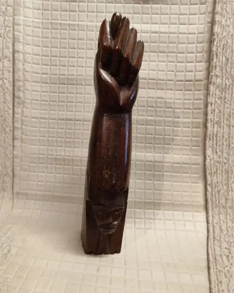Foto de um(a) Figa de Madeira com Escultura Indígena, Década de 1970, da categoria de Objetos decorativos. Figa esculpida em madeira, com detalhe de escultura indígena na parte inferior. Peça decorativa da década de 1970. Medidas:... Mostrado de uma perspectiva diferente. Vendido no marketplace Trésors.
