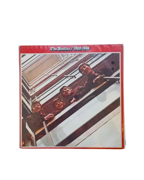 Foto de um(a) ​LP duplo The Beatles, da categoria de LPs ou Discos de Vinil. LP duplo The Beatles / 1962-1966 de 1973, em perfeito estado, apenas um lado de um dos discos com um ponto com sujidade. Vendido no marketplace Trésors.