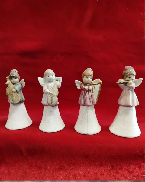 Foto de um(a) Combo 4 Sinetas Anjinhos em Cerâmica, da categoria de Outros colecionáveis. Combo de sinetas de mesa com anjos de porcelana na haste, sino em cerâmica branca craqueladas e badalo com pérola e corrente... Mostrado de uma perspectiva diferente. Vendido no marketplace Trésors.