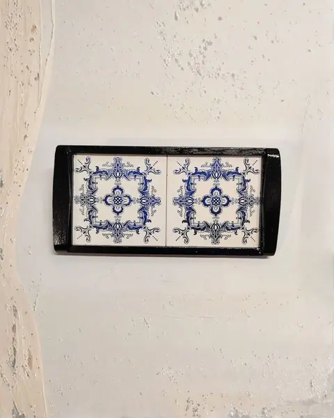 Foto de um(a) Bandeja Azulejos, Marca Polovi, Paraná, Década de 1970, da categoria de Bandejas. Bandeja de azulejo azul cobalto com fundo branco da marca polovi, paraná, década de 1970. Moldura em madeira com acabamento... Mostrado de uma perspectiva diferente. Vendido no marketplace Trésors.