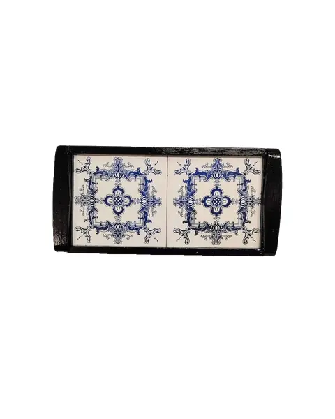 Foto de um(a) Bandeja Azulejos, Marca Polovi, Paraná, Década de 1970, da categoria de Bandejas. Bandeja de azulejo azul cobalto com fundo branco da marca polovi, paraná, década de 1970. Moldura em madeira com acabamento... Vendido no marketplace Trésors.