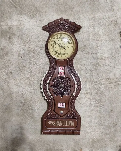 Foto de um(a) Barômetro e Calendário, Década de 1990, Barcelona, da categoria de Outros objetos decorativos. Barômetro e calendário de parede, década de 1990 em couro prencado formando arabescos, calendário vai de 91 até 96.... Mostrado de uma perspectiva diferente. Vendido no marketplace Trésors.