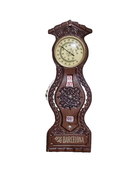 Foto de um(a) Barômetro e Calendário, Década de 1990, Barcelona, da categoria de Outros objetos decorativos. Barômetro e calendário de parede, década de 1990 em couro prencado formando arabescos, calendário vai de 91 até 96.... Vendido no marketplace Trésors.