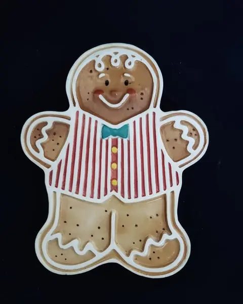 Foto de um(a) Divertida Bolacha de Gengibre em Cerâmica Policromada, Década de 1980, da categoria de Pratos Decorativos. Divertida bolacha de gengibre em cerâmica policromada com suporte de parede e pezinhos de apoio para ser usado como prato... Mostrado de uma perspectiva diferente. Vendido no marketplace Trésors.
