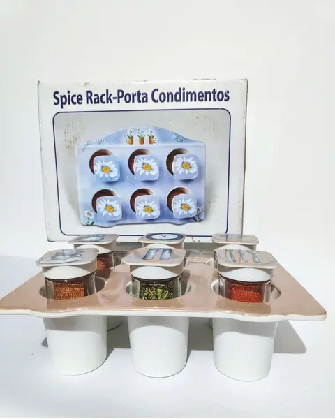 Foto de um(a) Porta Temperos, Década de 2000, da categoria de Saleiros e pimenteiros. Porta temperos em melamina policromada com 6 frascos de vidro com tampa, década de 2000. Embalagem original. Frascos: A 9,5... Mostrado de uma perspectiva diferente. Vendido no marketplace Trésors.