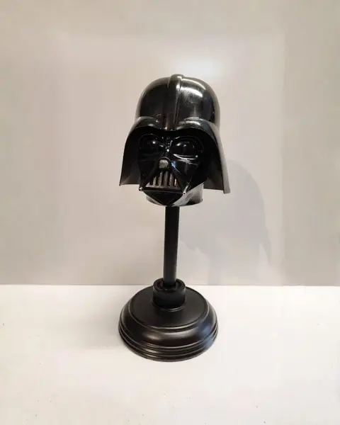 Foto de um(a) Escultura Darth Vader, Star Wars, Disney, da categoria de Modelos e estatuetas. Escultura darth vader - star wars da disney. Peça em acrílico com base e haste em madeira ebanizada. peça única pelo... Mostrado de uma perspectiva diferente. Vendido no marketplace Trésors.