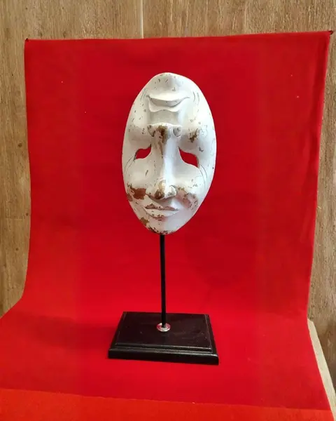 Foto de um(a) Escultura Mascara Teatral Indonésia, Década de 1990, da categoria de Escultura. Escultura de máscara teatral da indonésia, feita em teca, base e haste ebanizada, década de 1990 A: 46 cm L: 15,5 cm Base:... Mostrado de uma perspectiva diferente. Vendido no marketplace Trésors.