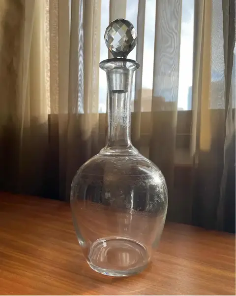 Foto de um(a) Antiga Clássica Garrafa Licoreira Cristal França Saint Louis, da categoria de Garrafas. Antiga e fina garrafa licoreira em cristal francês Saint Louis, lapidação manual, clássica decoração com guirlandas de... Mostrado de uma perspectiva diferente. Vendido no marketplace Trésors.