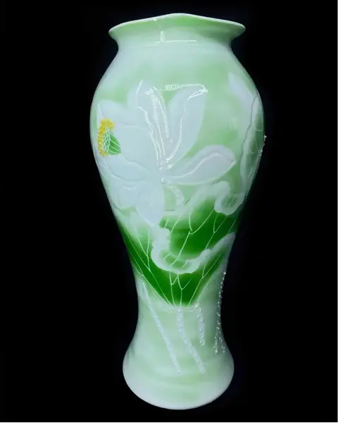 Foto de um(a) Antigo Raro Vaso Jarro Flores Art Nouveau Majólica Francesa, da categoria de Vasos. Antigo vaso artístico em majólica francesa, lindas cores em tons de verde e decoração floral em relevo. Período Art Nouveau.... Mostrado de uma perspectiva diferente. Vendido no marketplace Trésors.