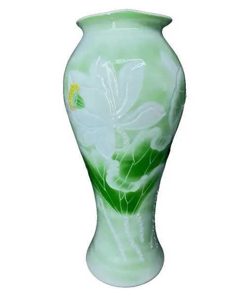 Foto de um(a) Antigo Raro Vaso Jarro Flores Art Nouveau Majólica Francesa, da categoria de Vasos. Antigo vaso artístico em majólica francesa, lindas cores em tons de verde e decoração floral em relevo. Período Art Nouveau.... Vendido no marketplace Trésors.