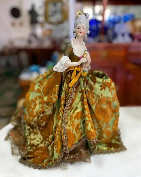 Foto de um(a) Antiga Rara Escultura Dama Mariquita Em Porcelana Alemã, da categoria de Escultura. Antiga e grande mariquita/escultura artística com linda figura feminina em porcelana alemã. Feita e pintada à mão. Peça toda... Mostrado de uma perspectiva diferente. Vendido no marketplace Trésors.