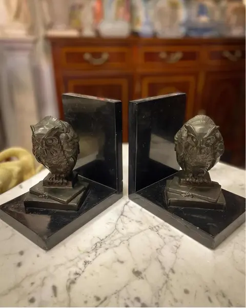 Foto de um(a) Antiga Escultura Coruja Cerra Livros Art Deco Pétit Bronze, da categoria de Apoio para livros. Antigo e lindo cerra livros artístico com figuras de corujas em cima de livros, peças feitas em pétit bronze francês, base... Mostrado de uma perspectiva diferente. Vendido no marketplace Trésors.