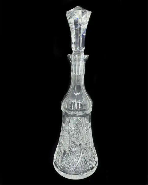 Foto de um(a) Antiga Grande Garrafa Licoreira Em Cristal Tcheco Lapidado, da categoria de Garrafas. Antiga e grande garrafa licoreira decorativa em cristal Tcheco, lapidação estrelada e ponta de diamante, feita à mão.... Mostrado de uma perspectiva diferente. Vendido no marketplace Trésors.