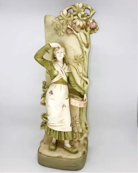 Foto de um(a) Antigo Vaso Escultura Em Faiança Royal Dux Art Nouveau, da categoria de Vasos. Antigo e grande vaso, escultura do período Art Nouveau feita à mão em faiança Tcheca, representando jovem camponesa, com... Mostrado de uma perspectiva diferente. Vendido no marketplace Trésors.
