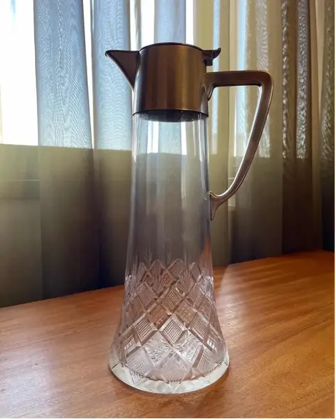 Foto de um(a) Antiga Claret Jug Jarra Art Deco Cristal Alemão E Prata Wmf, da categoria de Garrafas, potes e jarros. WMF. Antiga e linda jarra claret jug em cristal translúcido de excelente qualidade, com intenso brilho natural, e lapidação... Mostrado de uma perspectiva diferente. Vendido no marketplace Trésors.