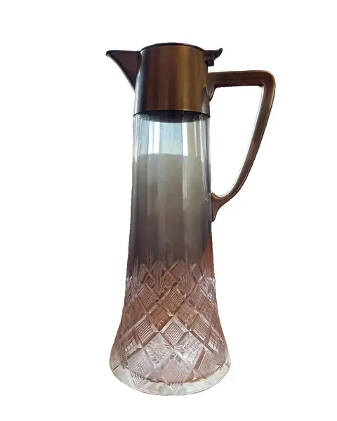 Foto de um(a) Antiga Claret Jug Jarra Art Deco Cristal Alemão E Prata Wmf, da categoria de Garrafas, potes e jarros. WMF. Antiga e linda jarra claret jug em cristal translúcido de excelente qualidade, com intenso brilho natural, e lapidação... Vendido no marketplace Trésors.