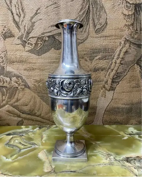 Foto de um(a) Antigo Jarro Vaso Clássico Em Prata Francesa Com Flores, da categoria de Vasos. Antigo e lindo vaso em prata francesa, estilo clássico, trabalho com flores em relevo. Muito imponente e decorativo. Meados... Mostrado de uma perspectiva diferente. Vendido no marketplace Trésors.