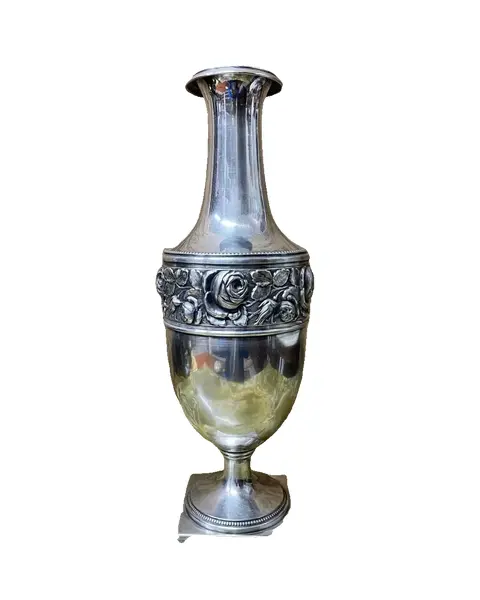 Foto de um(a) Antigo Jarro Vaso Clássico Em Prata Francesa Com Flores, da categoria de Vasos. Antigo e lindo vaso em prata francesa, estilo clássico, trabalho com flores em relevo. Muito imponente e decorativo. Meados... Vendido no marketplace Trésors.