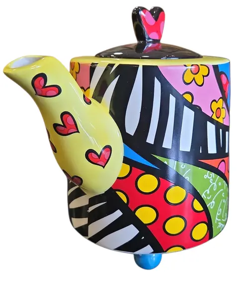 Foto de um(a) Bule Romero Britto Original – Cerâmica, da categoria de Bules. Leve a arte vibrante de Romero Britto para a sua mesa com este bule icônico. Com estampas que misturam elementos do cubismo,... Mostrado de uma perspectiva diferente. Vendido no marketplace Trésors.