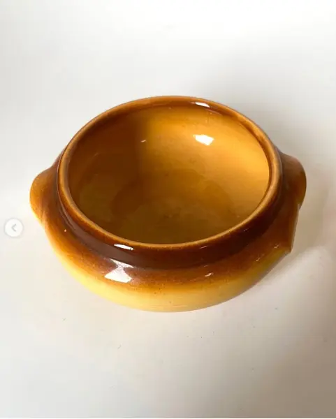 Foto de um(a) Dupla de tigelas cerâmicas, da categoria de Travessas e tigelas. Dupla de tigelas em cerâmica. Medem: 15 cm de diâmetro e 5 cm de altura. Mostrado de uma perspectiva diferente. Vendido no marketplace Trésors.