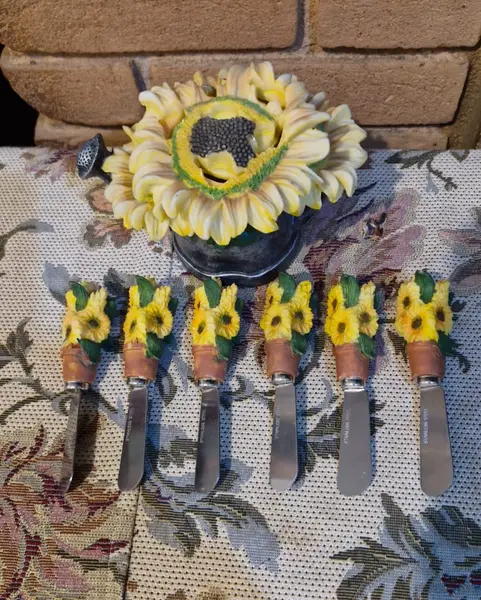 Foto de um(a) Lindo conjunto para patês vintage com 6 espátulas, da categoria de Faqueiros e talheres. Lindo conjunto com 6 espátulas, para patês e geleias, com suporte decorativo em formato de regador. Todos com tema de... Mostrado de uma perspectiva diferente. Vendido no marketplace Trésors.