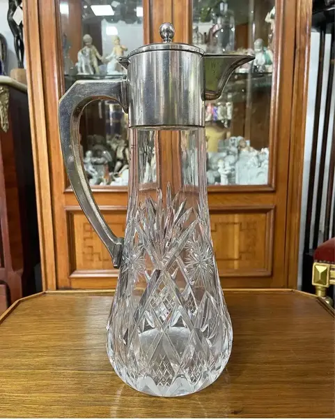 Foto de um(a) Antiga Rara Claret Jug Jarra Em Cristal E Prata Inglesa, da categoria de Jarros. Royal Metal. Antiga e linda jarra claret jug em cristal translúcido de excelente qualidade, intenso brilho natural, todo... Mostrado de uma perspectiva diferente. Vendido no marketplace Trésors.