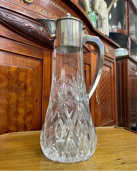 Foto de um(a) Antiga Rara Claret Jug Jarra Em Cristal E Prata Inglesa, da categoria de Jarros. Royal Metal. Antiga e linda jarra claret jug em cristal translúcido de excelente qualidade, intenso brilho natural, todo... Mostrado de uma perspectiva diferente. Vendido no marketplace Trésors.