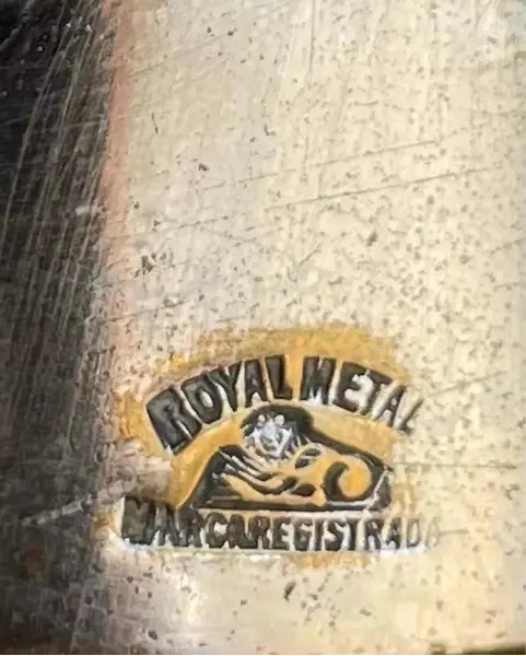 Foto de um(a) Antiga Rara Claret Jug Jarra Em Cristal E Prata Inglesa, da categoria de Jarros. Royal Metal. Antiga e linda jarra claret jug em cristal translúcido de excelente qualidade, intenso brilho natural, todo... Mostrado de uma perspectiva diferente. Vendido no marketplace Trésors.
