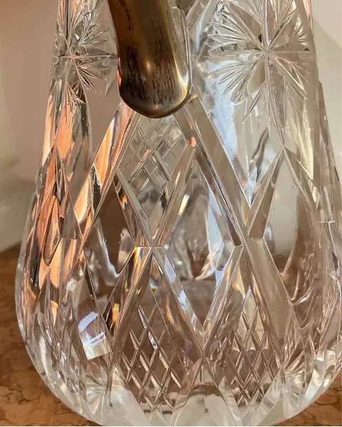 Foto de um(a) Antiga Rara Claret Jug Jarra Em Cristal E Prata Inglesa, da categoria de Jarros. Royal Metal. Antiga e linda jarra claret jug em cristal translúcido de excelente qualidade, intenso brilho natural, todo... Mostrado de uma perspectiva diferente. Vendido no marketplace Trésors.