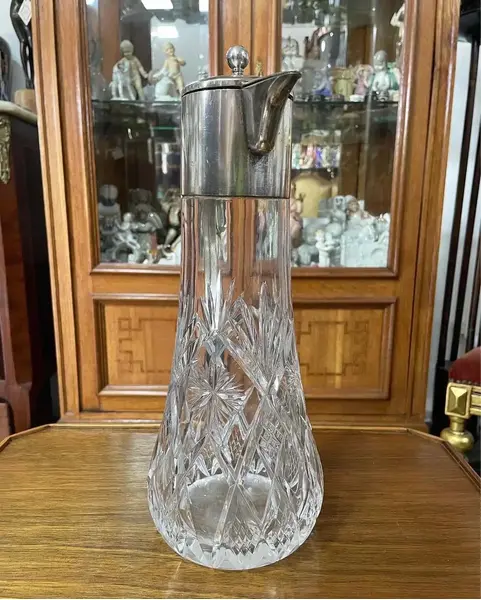 Foto de um(a) Antiga Rara Claret Jug Jarra Em Cristal E Prata Inglesa, da categoria de Jarros. Royal Metal. Antiga e linda jarra claret jug em cristal translúcido de excelente qualidade, intenso brilho natural, todo... Mostrado de uma perspectiva diferente. Vendido no marketplace Trésors.