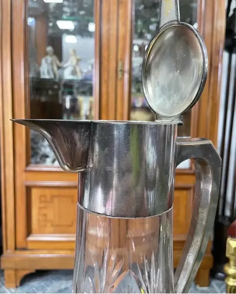 Foto de um(a) Antiga Rara Claret Jug Jarra Em Cristal E Prata Inglesa, da categoria de Jarros. Royal Metal. Antiga e linda jarra claret jug em cristal translúcido de excelente qualidade, intenso brilho natural, todo... Mostrado de uma perspectiva diferente. Vendido no marketplace Trésors.
