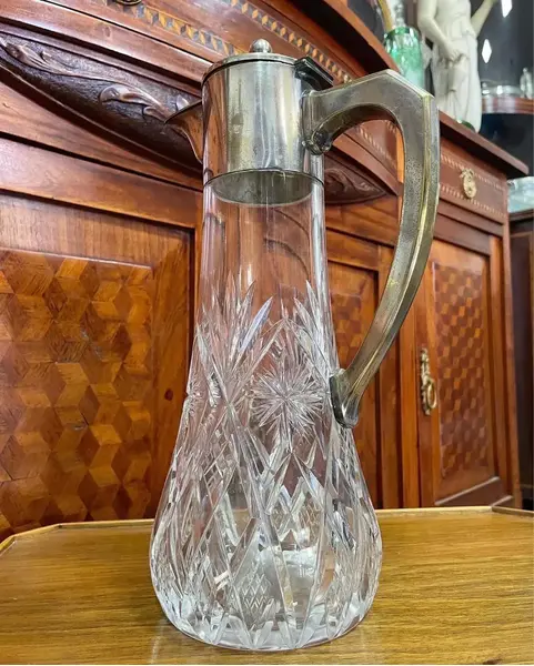 Foto de um(a) Antiga Rara Claret Jug Jarra Em Cristal E Prata Inglesa, da categoria de Jarros. Royal Metal. Antiga e linda jarra claret jug em cristal translúcido de excelente qualidade, intenso brilho natural, todo... Mostrado de uma perspectiva diferente. Vendido no marketplace Trésors.